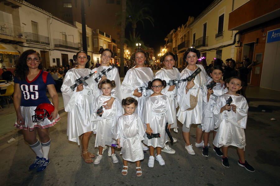 La fiesta más esperada, la noche de los disfraces de Rafelbunyol, llenó ayer las calles del municipio de color, alegría y diversión. Cerca de 10.000 personas se dieron cita en la localidad para disfrutar de un evento convertido en clásico. Un amplio dispositivo de seguridad, formado por más de 180 personas, veló por la celebración. 