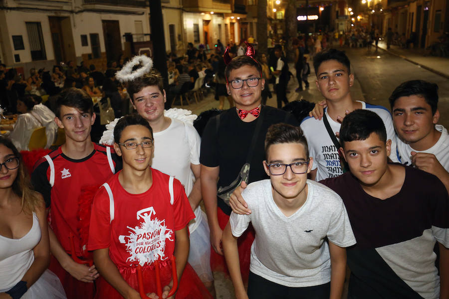 La fiesta más esperada, la noche de los disfraces de Rafelbunyol, llenó ayer las calles del municipio de color, alegría y diversión. Cerca de 10.000 personas se dieron cita en la localidad para disfrutar de un evento convertido en clásico. Un amplio dispositivo de seguridad, formado por más de 180 personas, veló por la celebración. 