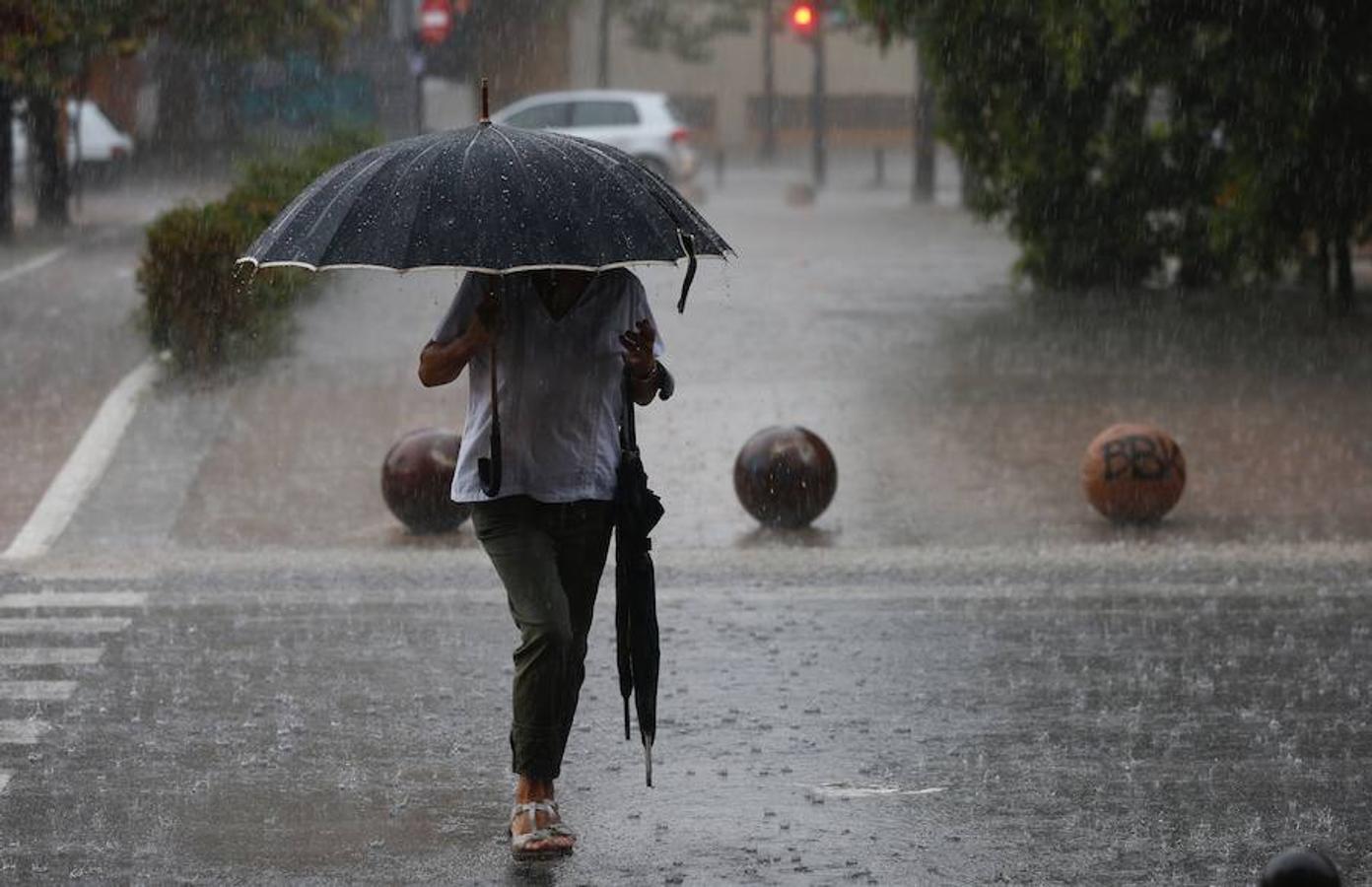 La  gota fría  que ya ha empezado a causar estragos en algunas poblaciones de España ha empezado a traer a partir de hoy y mañana sus peores consecuencias en el litoral de la Comunitat. La Agencia Estatal de Meteorología (AEMET) ha decretado la  alerta naranja  en el litoral norte de Alicante y litoral sur de Valencia, que afecta directamente a las comarcas de La Marina y La Safor, y el agua ha empezado a descargar con fuerza pasado el mediodía. En la imagen, la ciudad de Valencia, hoy.