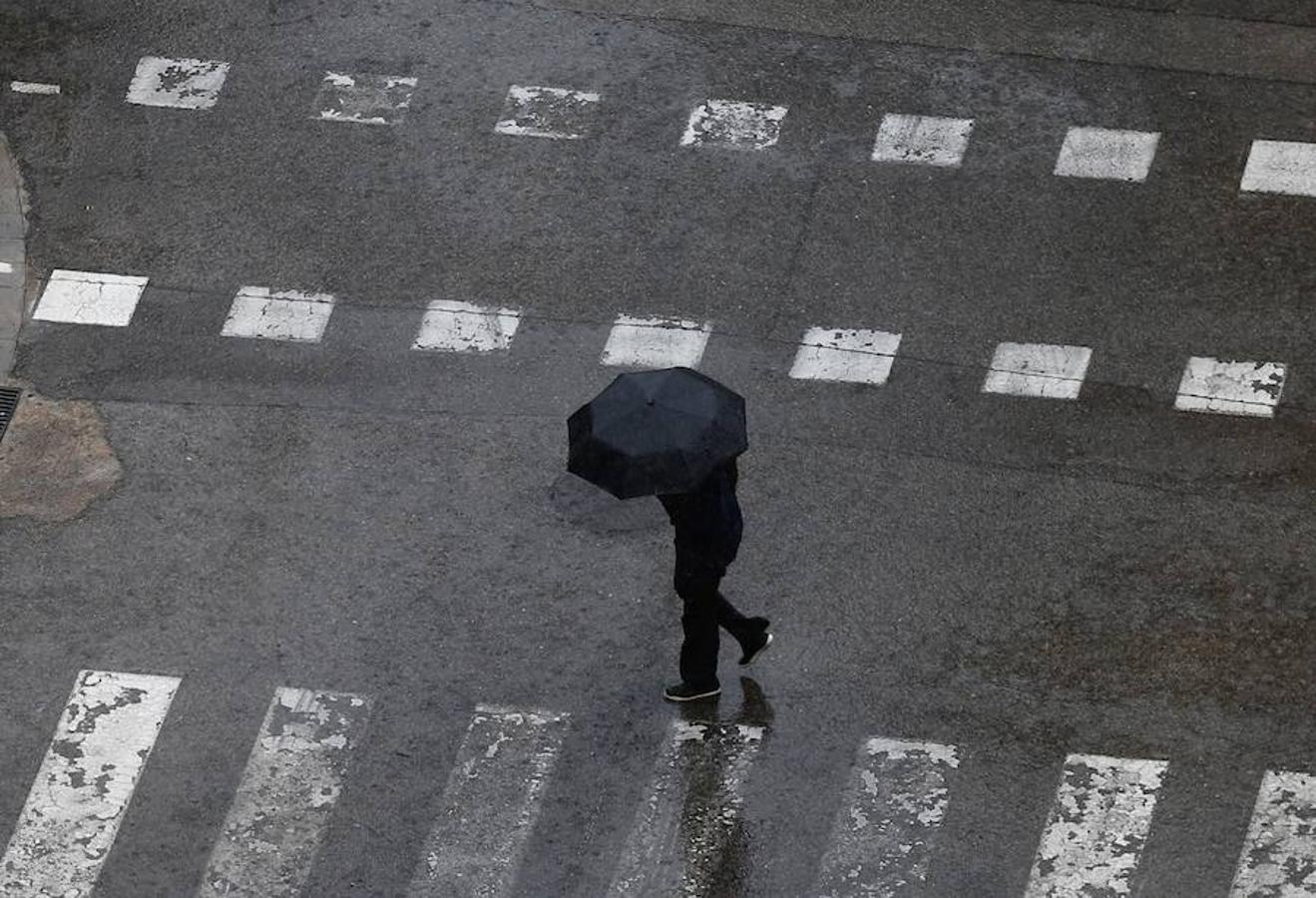 No se prevé que las tormentas abandonen la Comunitat hasta dentro de varios días, ya que Aemet augura que los chubascos y tormentas «serán probablemente fuertes, e incluso muy fuertes o persistentes. Y, localmente, con granizo y fuertes rachas de viento». En la imagen, la ciudad de Valencia, hoy.