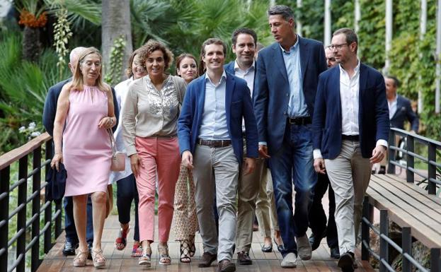 El presidente del PP, Pablo Casado (c), acompañado por (de izda. a dcha.) la presidenta del Congreso, Ana Pastor; la portavoz del partido, Dolors Montserrat; la vicesecretaria, Andrea Levy; el secretario general, Teodoro García Egea; el presidente del PPC, Xavier García Albiol, y el vicesecretario general, Javier Maroto, a su llegada hoy a la Junta Directiva Nacional de la formación que celebra en Barcelona su primera reunión desde que los populares eligieron nuevo líder. 