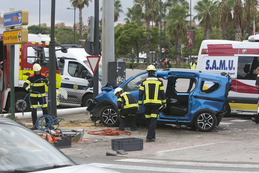 Un accidente de tráfico entre tres vehículos en la avenida de las Cortes Valencianas ha provocado retenciones en la entrada a Valencia. Los médicos han asistido a un hombre de 35 años por una herida en un brazo que no ha revestido gravedad y también ha atendido a un hombre de 46 años por politraumatismo que ha sido evacuado en el SAMU al Hospital Clínico de Valencia.