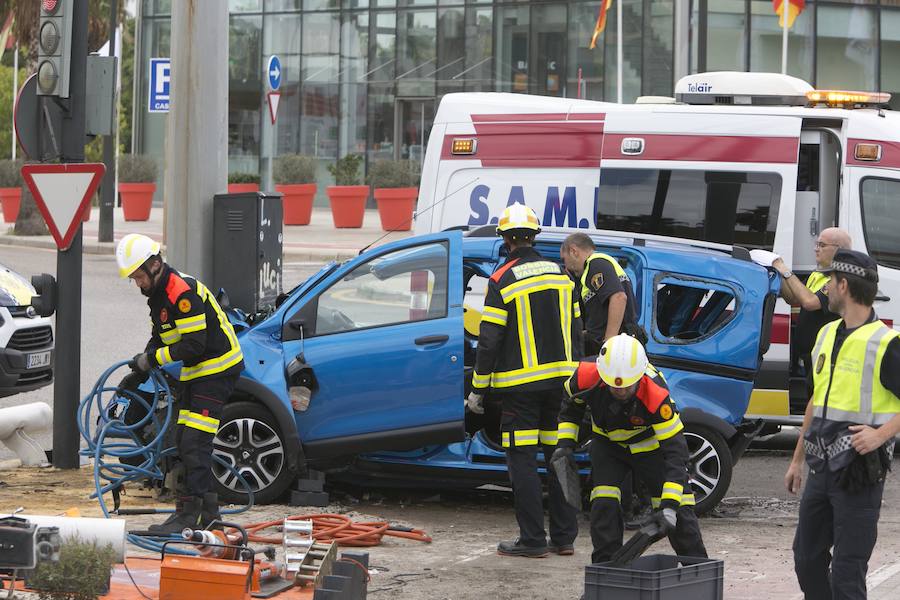 Un accidente de tráfico entre tres vehículos en la avenida de las Cortes Valencianas ha provocado retenciones en la entrada a Valencia. Los médicos han asistido a un hombre de 35 años por una herida en un brazo que no ha revestido gravedad y también ha atendido a un hombre de 46 años por politraumatismo que ha sido evacuado en el SAMU al Hospital Clínico de Valencia.