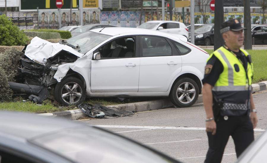 Un accidente de tráfico entre tres vehículos en la avenida de las Cortes Valencianas ha provocado retenciones en la entrada a Valencia. Los médicos han asistido a un hombre de 35 años por una herida en un brazo que no ha revestido gravedad y también ha atendido a un hombre de 46 años por politraumatismo que ha sido evacuado en el SAMU al Hospital Clínico de Valencia.