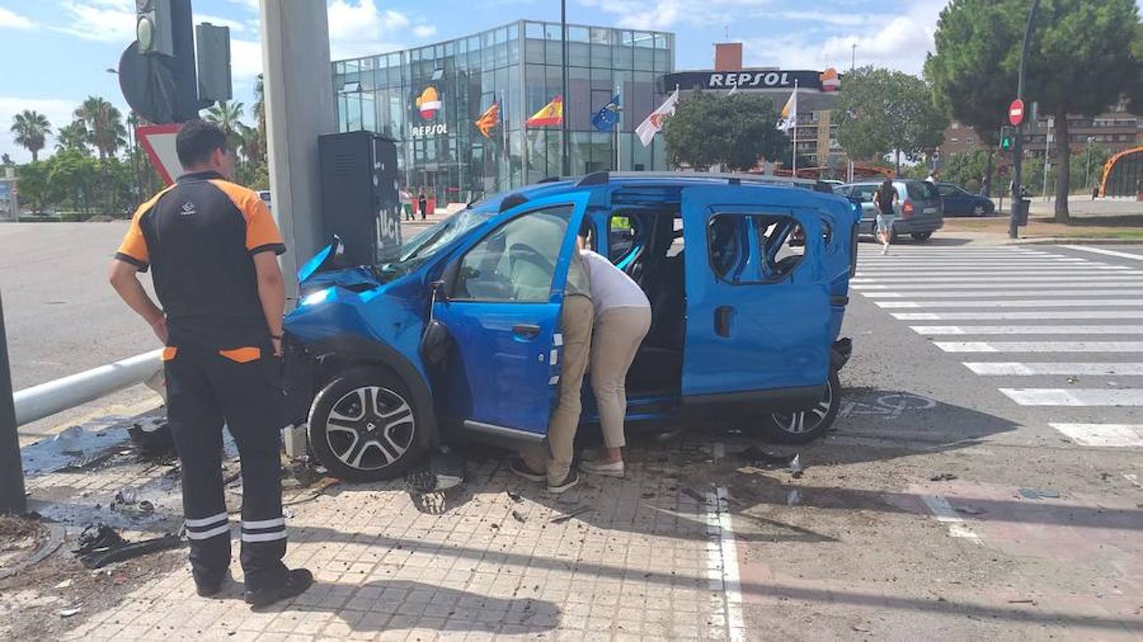 Un accidente de tráfico entre tres vehículos en la avenida de las Cortes Valencianas ha provocado retenciones en la entrada a Valencia. Los médicos han asistido a un hombre de 35 años por una herida en un brazo que no ha revestido gravedad y también ha atendido a un hombre de 46 años por politraumatismo que ha sido evacuado en el SAMU al Hospital Clínico de Valencia.