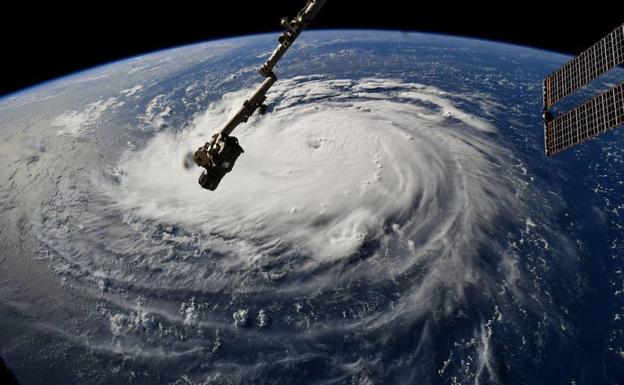 Fotografía cedida por la NASA que muestra al huracán Florence sobre el océano Atlántico. 