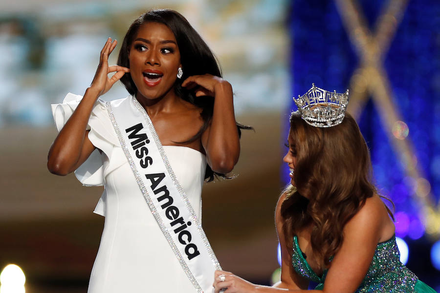 Con la corona ya en la cabeza recoge su ramo de rosas y saluda al público. Al principio lo hacía algo tímida, pero al de un rato su rostro ya dibuja una gran sonrisa. Acaba de ser nombrada Miss América 2019. Se llama Nia Franklin y, a pesar de tener tan solo 25 años, esta neoyorquina ha conseguido hacerse con este prestigioso galardón. Un premio que en este año, por primera vez en su historia, ha dejado a un lado los desfiles en bañador para darle más importancia al aspecto intelectual. Preguntas y discursos en este escenario en el que Franklin, con unas directas palabras contra el presidente Donald Trump, ha conseguido imponerse a otras 50 aspirantes. Durante un año ella será la dueña de esta corona, pero esta cantante de música clásica, que en su rato libre toca el piano y el ukelele, también disfrutará de una beca de 50.000 dólares.