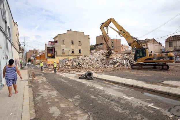 Trabajos de derribo de una finca en ruinas de la calle San Pedro 57, en el barrio del Cabanyal. 