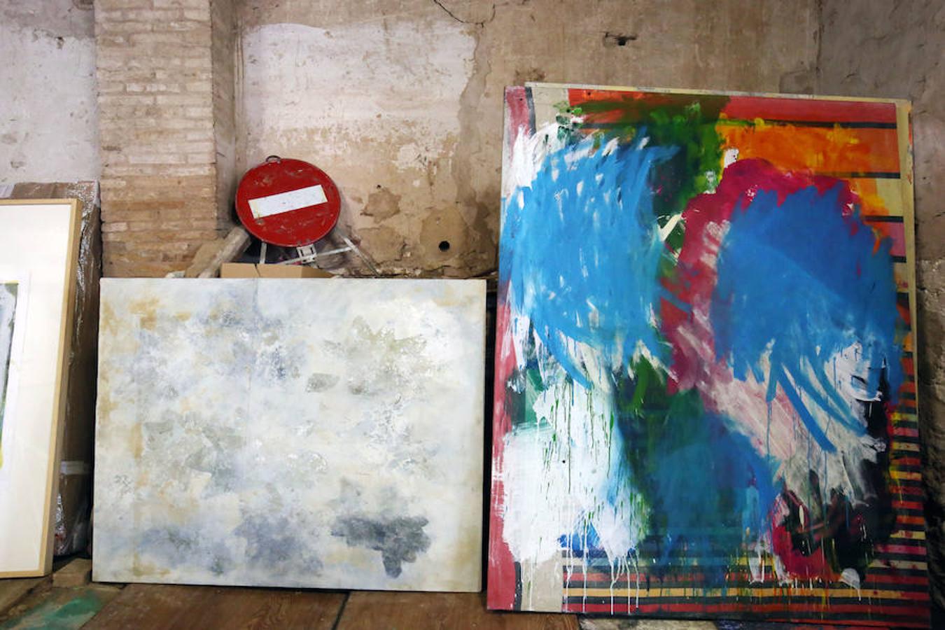 La artista volvió a Albalat de la Ribera, el lugar que la vio nacer, para construir un oasis creativo que ha reformulado su obra. Unas antiguas caballerizas acogen ahora su espacio de trabajo. La vivienda guarda la estructura y distribución original de las casas antiguas de la zona, con un patio salpicado por enormes limoneros.