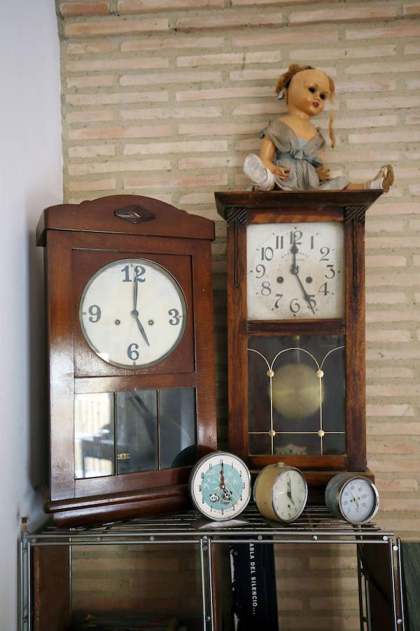 La artista volvió a Albalat de la Ribera, el lugar que la vio nacer, para construir un oasis creativo que ha reformulado su obra. Unas antiguas caballerizas acogen ahora su espacio de trabajo. La vivienda guarda la estructura y distribución original de las casas antiguas de la zona, con un patio salpicado por enormes limoneros.