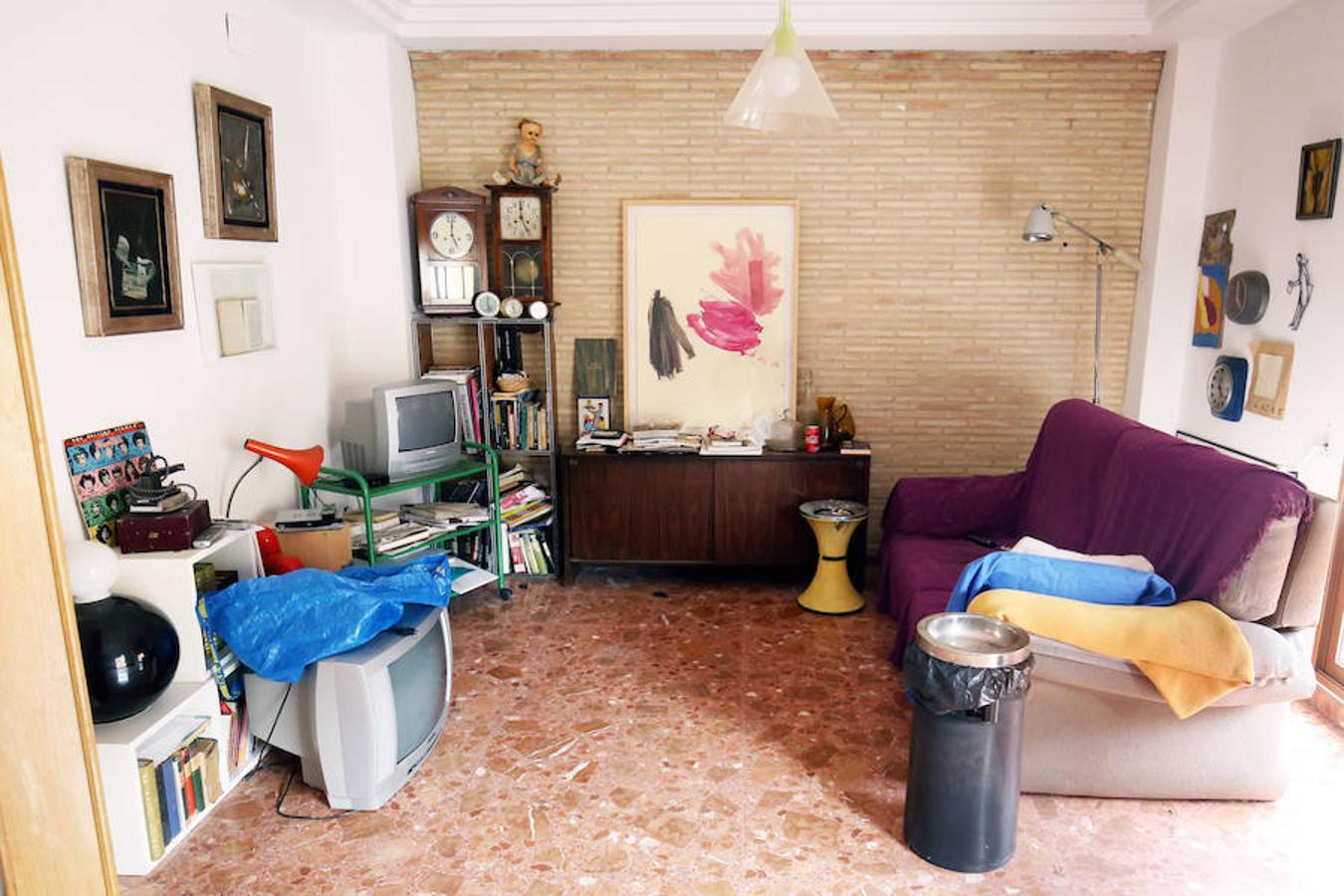 La artista volvió a Albalat de la Ribera, el lugar que la vio nacer, para construir un oasis creativo que ha reformulado su obra. Unas antiguas caballerizas acogen ahora su espacio de trabajo. La vivienda guarda la estructura y distribución original de las casas antiguas de la zona, con un patio salpicado por enormes limoneros.