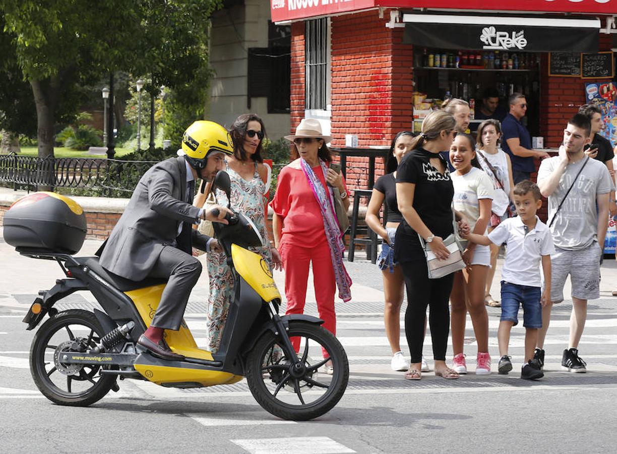 Más de 6.400 motos y bicicletas de alquiler se extienden ya por Valencia en una realidad creciente en la que irrumpen patinetes y coches. La nueva movilidad transforma la ciudad.