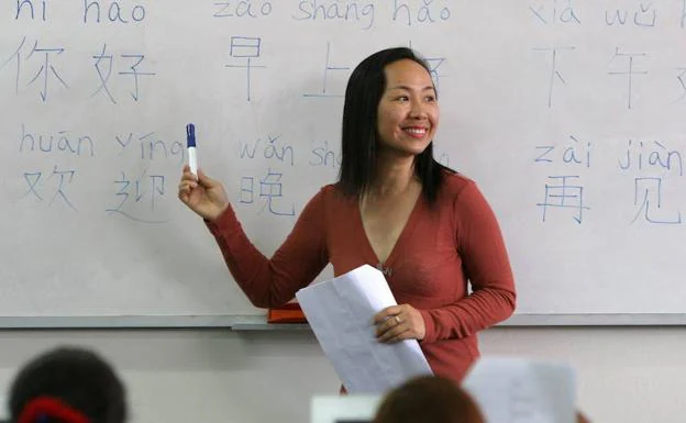 Profesora de chino mandarín en una academia de idiomas. 