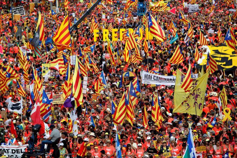 Esteladas, camisetas fluorescentes de color coral patrocinadas por la Asamblea Nacional Catalana (ANC) y lazos amarillos inundan las calles