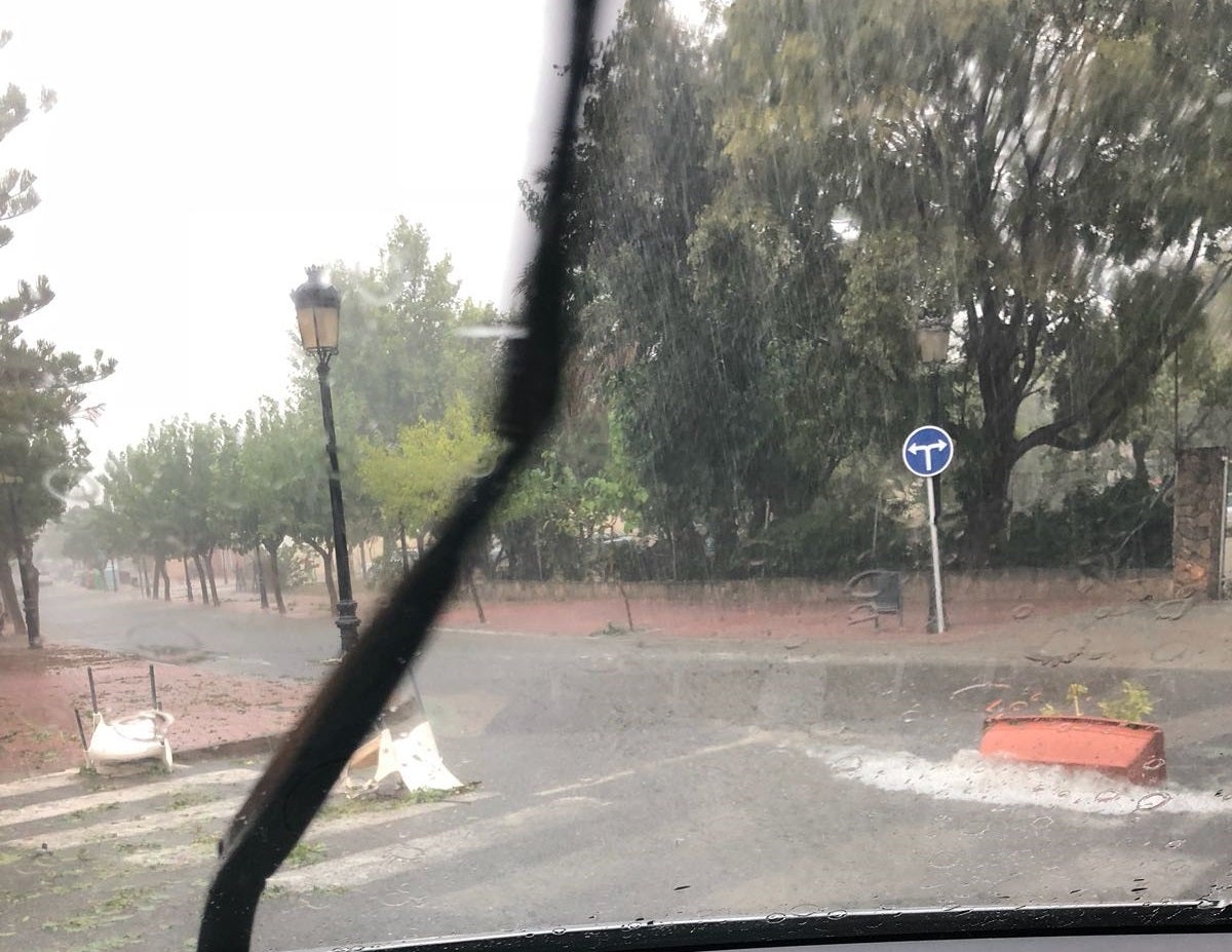 Fuertes lluvias y viento en Cheste.