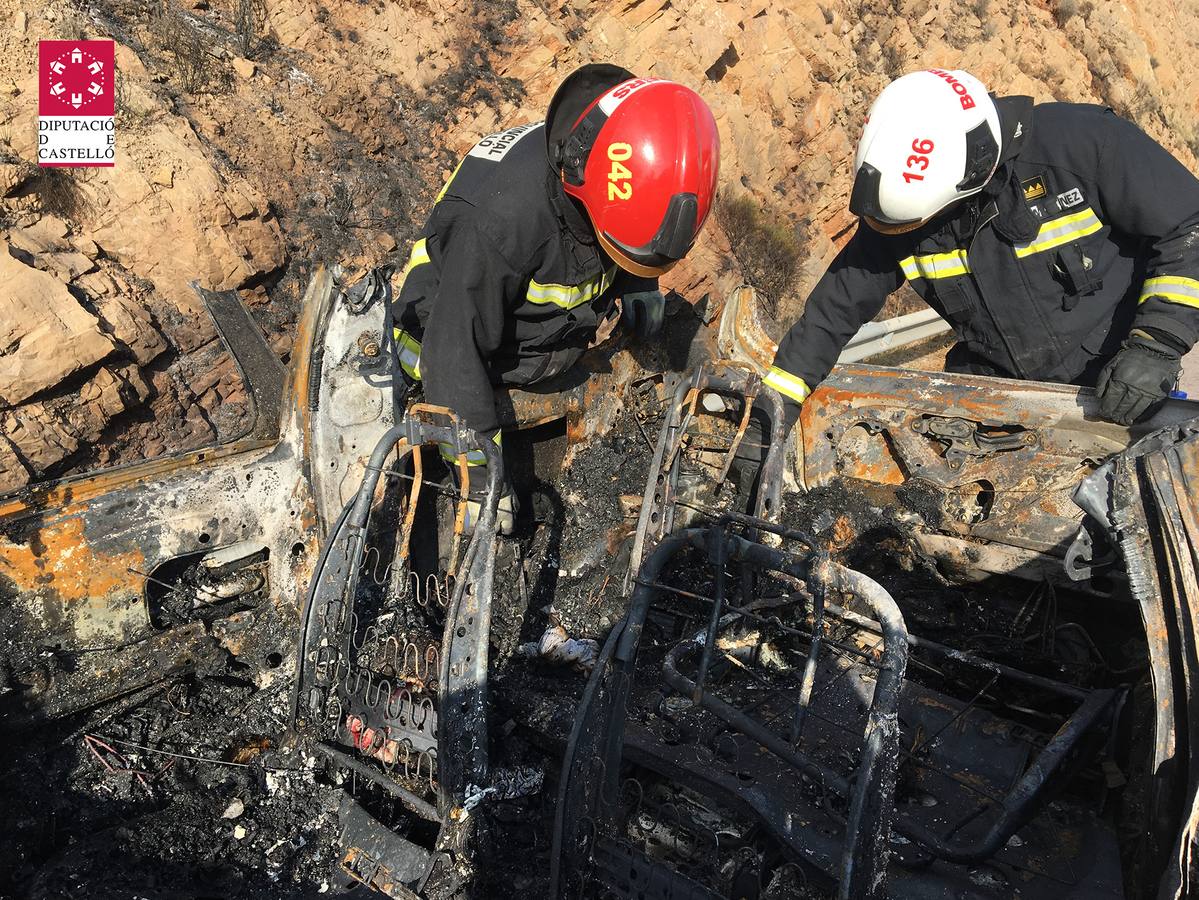 Dos personas han muerto y han quedado calcinadas tras volcar el coche en el viajaban e incendiarse. El siniestro mortal ha ocurrido en la autopista AP-7 en el término de Oropesa (Castellón). Los ocupantes del turismo, de matrícula suiza, tendrán que ser identificados a través del ADN.