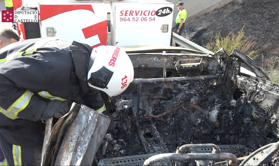 Dos personas han muerto y han quedado calcinadas tras volcar el coche en el viajaban e incendiarse. El siniestro mortal ha ocurrido en la autopista AP-7 en el término de Oropesa (Castellón). Los ocupantes del turismo, de matrícula suiza, tendrán que ser identificados a través del ADN.