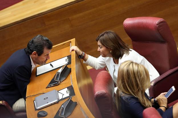 José Císcar e Isabel Bonig, ayer, durante el debate parlamentario. 