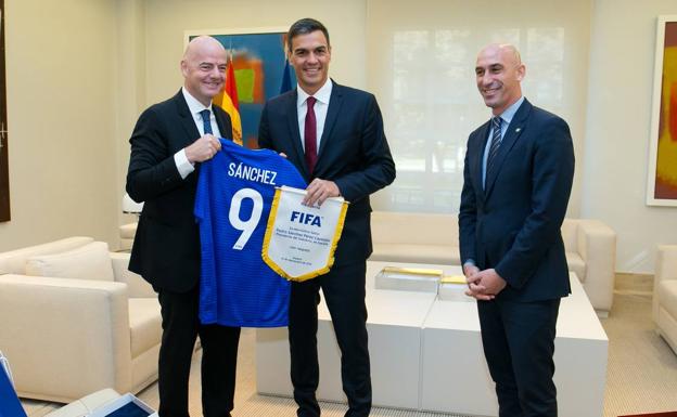 Gianni Infantino, Pedro Sánchez y Luis Rubiales. 