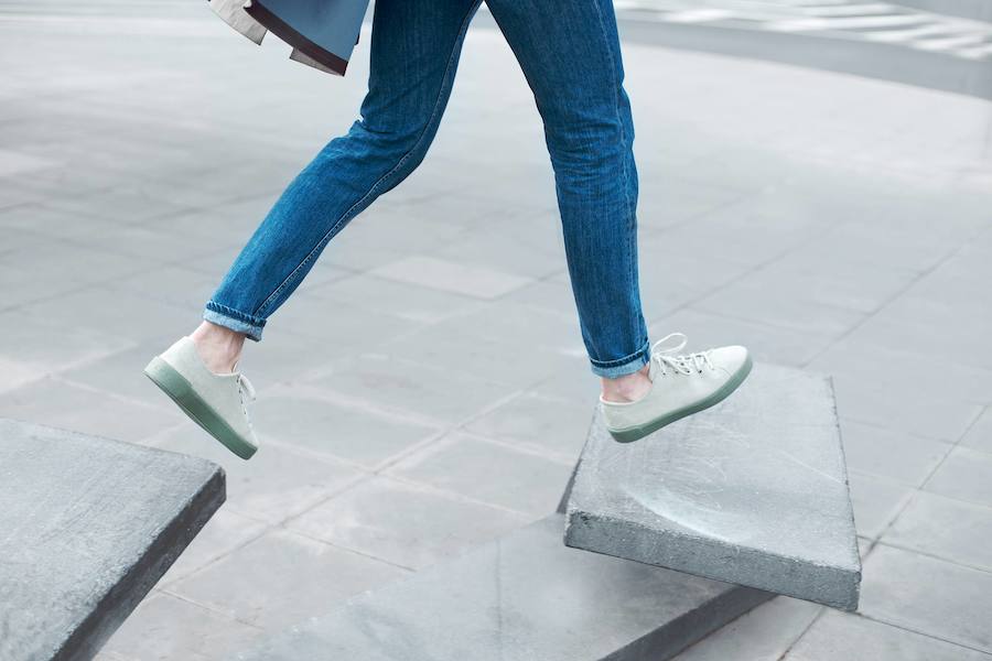 Vacant. Marca de zapatillas monocromáticas, atemporales y unisex