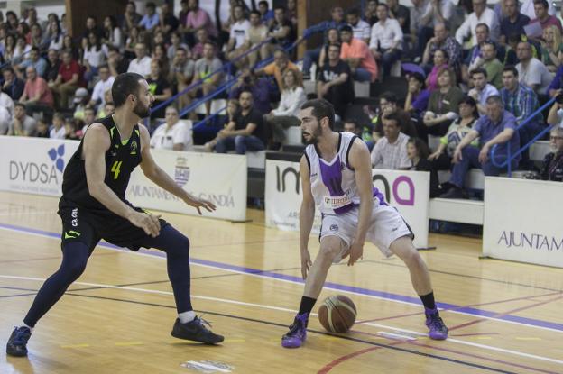 Carlos Gil en acción durante un partido de la pasada temporada. 