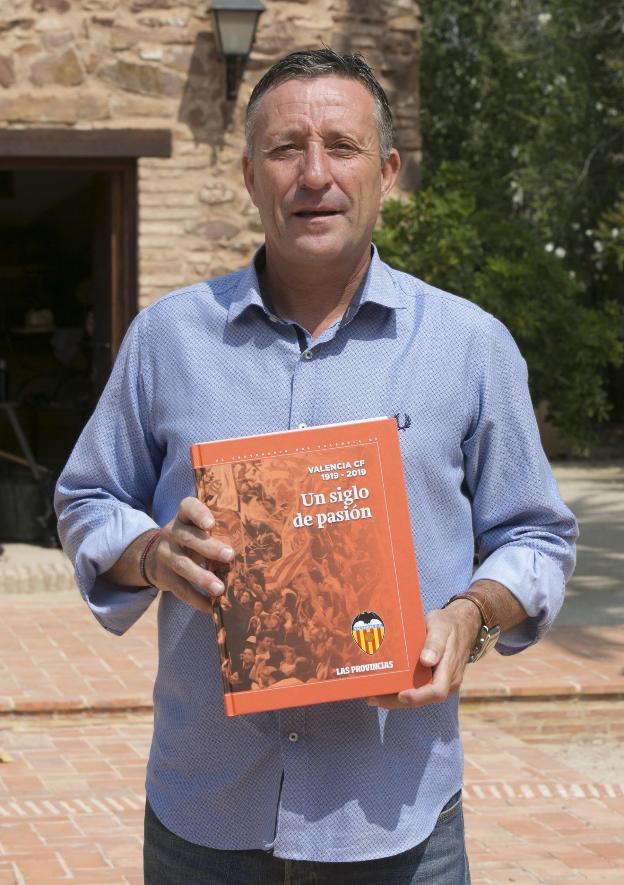 Valencia CF | Emilio Fenoll: «Cuando veo libros así pienso: '¿Todo esto lo hemos hecho nosotros por el Valencia?'»