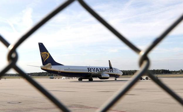 Un avión de Ryanair permanece en una pista del aeropuerto.
