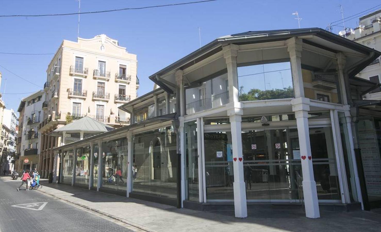 Mercado de Mossén Sorell. Este mercado cambiará fruta, carne y pescado por música y baile. A las 20.00 horas actuará el grupo Alabama Monroe, se bailará swing a las 22.30 y tocarán Los Walkers.