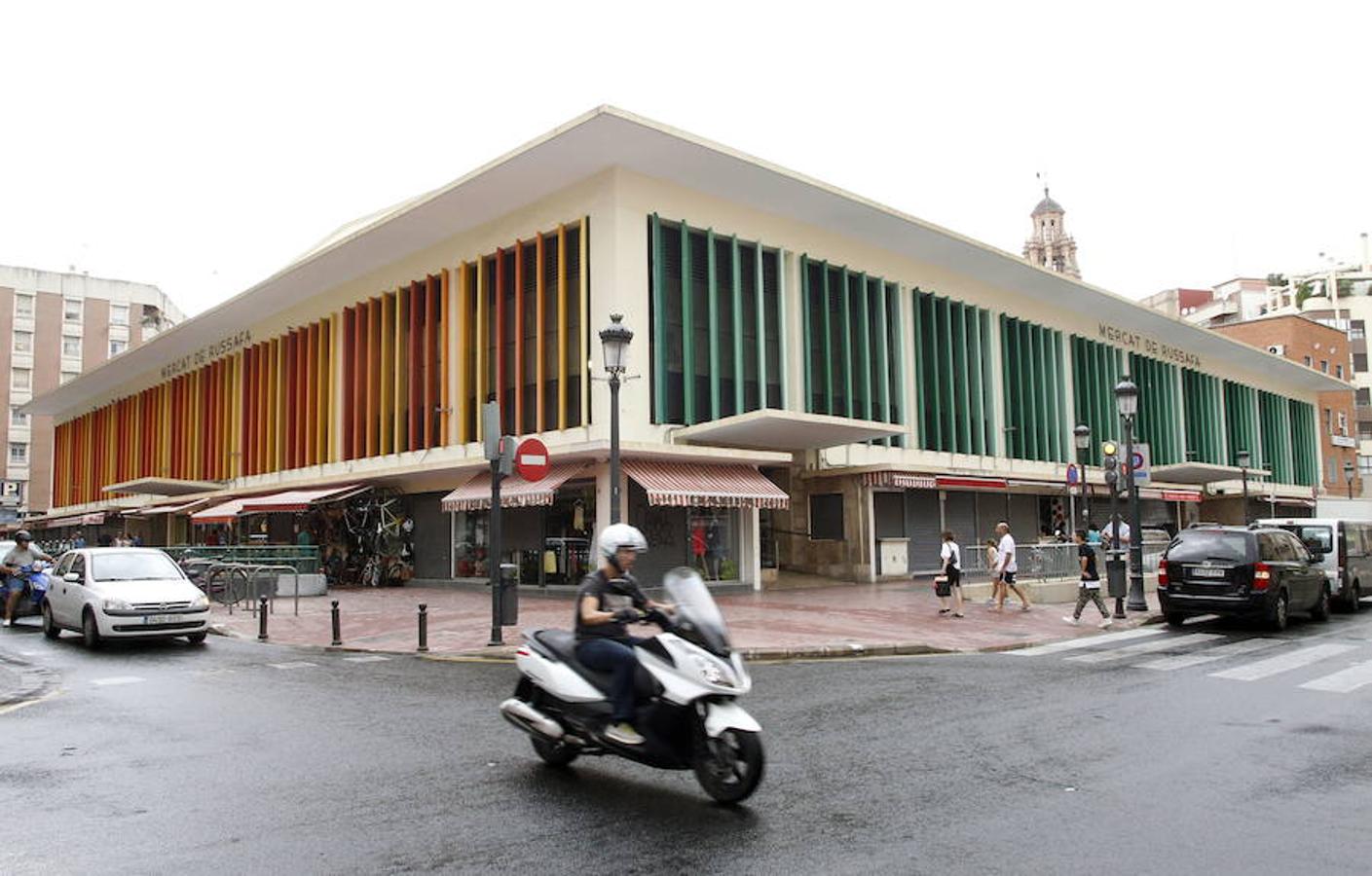 Mercado de Ruzafa. En la plaza Baró del Cortés donde se ubica el mercado del barrio de Ruzafa, se podrá disfrutar de la actuación de The Lighters a las 20.00 horas. A las 22.30 horas también estará la posibilidad de bailar swing y Mendoza y Garcinsky pondrán el broche final de la velada a las 22.45 horas. 