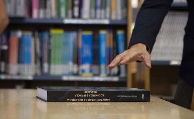 Tesis doctoral de Pedro Sánchez en la biblioteca de la universidad Camilo José Cela. 