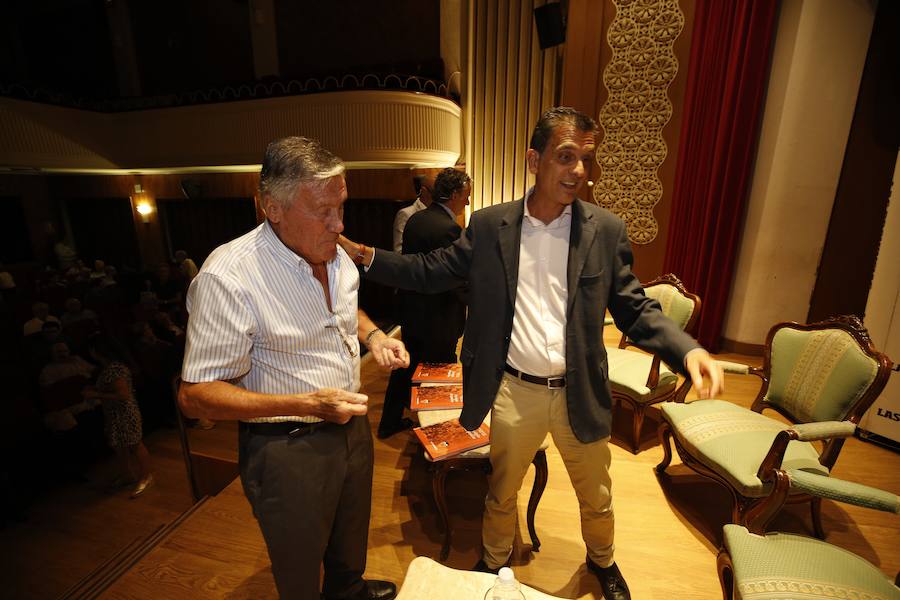 El Aula LAS PROVINCIAS celebró este jueves la presentación del libro 'Valencia CF 1919-2019. Un siglo de pasión'la obra de LAS PROVINCIAS que repasa la historia del club y que se podrá adquirir el domingo 16 de septiembre con el periódico, para completarlo con las láminas que se entregarán de martes a viernes.