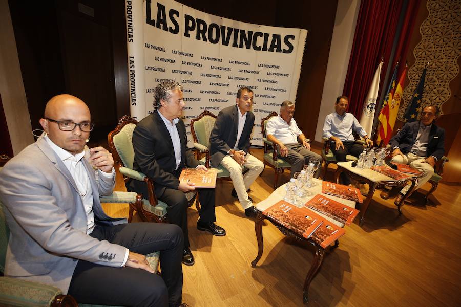 El Aula LAS PROVINCIAS celebró este jueves la presentación del libro 'Valencia CF 1919-2019. Un siglo de pasión'la obra de LAS PROVINCIAS que repasa la historia del club y que se podrá adquirir el domingo 16 de septiembre con el periódico, para completarlo con las láminas que se entregarán de martes a viernes.