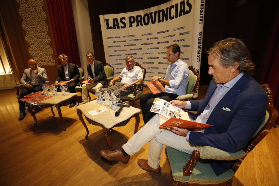 El Aula LAS PROVINCIAS celebró este jueves la presentación del libro 'Valencia CF 1919-2019. Un siglo de pasión'la obra de LAS PROVINCIAS que repasa la historia del club y que se podrá adquirir el domingo 16 de septiembre con el periódico, para completarlo con las láminas que se entregarán de martes a viernes.