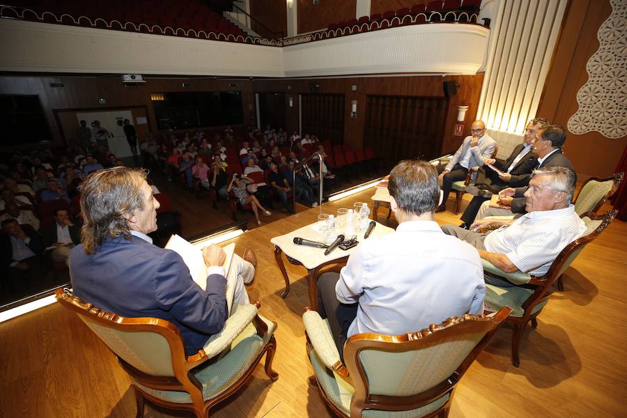 El Aula LAS PROVINCIAS celebró este jueves la presentación del libro 'Valencia CF 1919-2019. Un siglo de pasión'la obra de LAS PROVINCIAS que repasa la historia del club y que se podrá adquirir el domingo 16 de septiembre con el periódico, para completarlo con las láminas que se entregarán de martes a viernes.