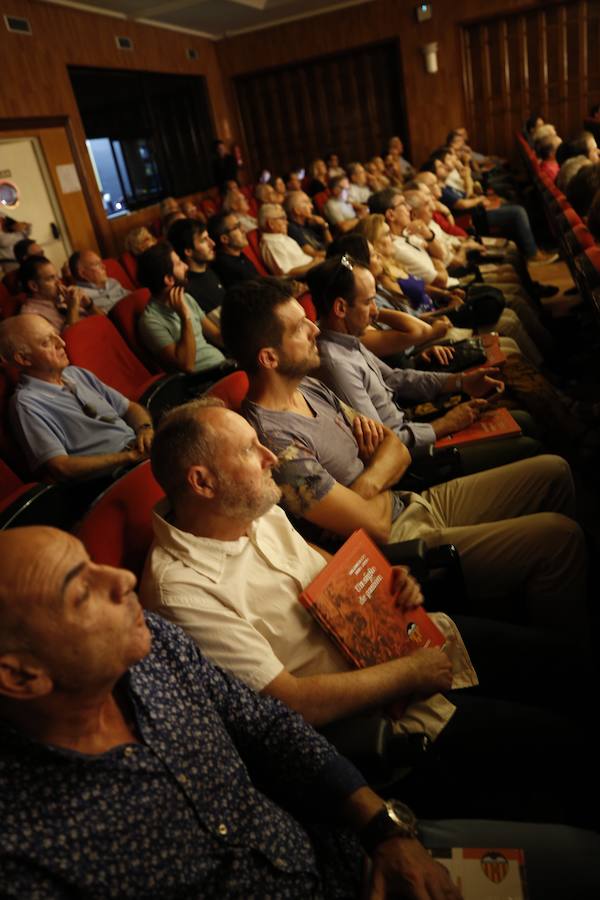 El Aula LAS PROVINCIAS celebró este jueves la presentación del libro 'Valencia CF 1919-2019. Un siglo de pasión'la obra de LAS PROVINCIAS que repasa la historia del club y que se podrá adquirir el domingo 16 de septiembre con el periódico, para completarlo con las láminas que se entregarán de martes a viernes.