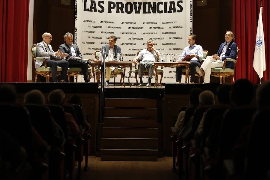 El Aula LAS PROVINCIAS celebró este jueves la presentación del libro 'Valencia CF 1919-2019. Un siglo de pasión'la obra de LAS PROVINCIAS que repasa la historia del club y que se podrá adquirir el domingo 16 de septiembre con el periódico, para completarlo con las láminas que se entregarán de martes a viernes.