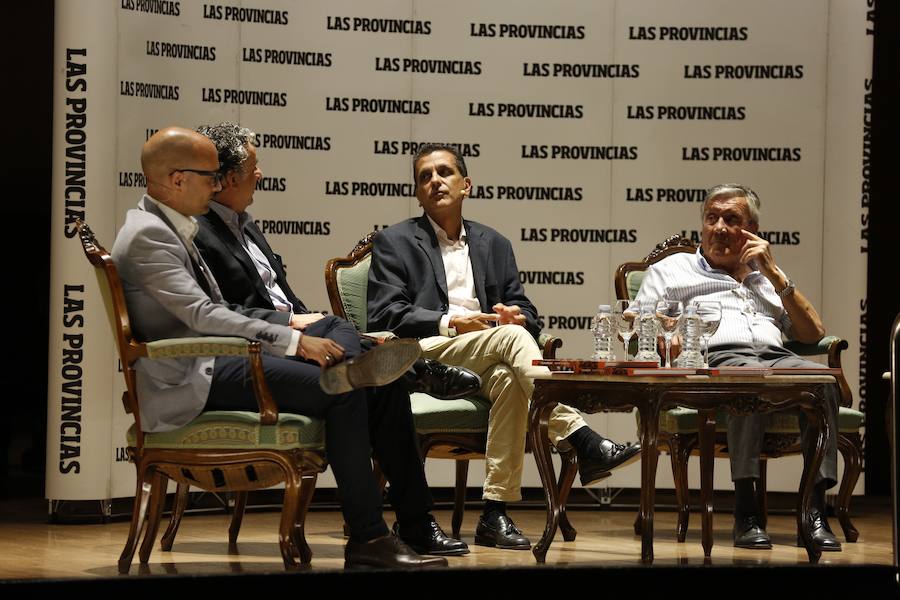 El Aula LAS PROVINCIAS celebró este jueves la presentación del libro 'Valencia CF 1919-2019. Un siglo de pasión'la obra de LAS PROVINCIAS que repasa la historia del club y que se podrá adquirir el domingo 16 de septiembre con el periódico, para completarlo con las láminas que se entregarán de martes a viernes.