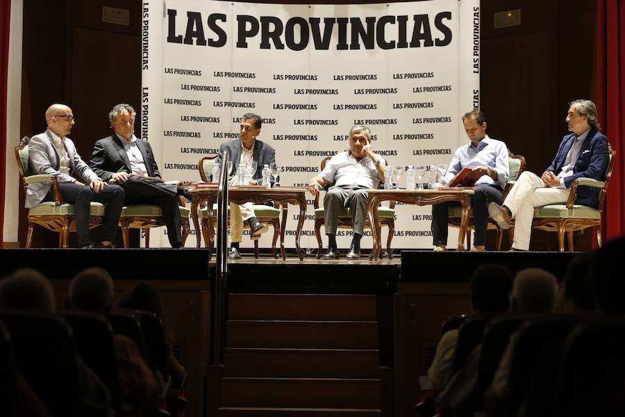 El Aula LAS PROVINCIAS celebró este jueves la presentación del libro 'Valencia CF 1919-2019. Un siglo de pasión'la obra de LAS PROVINCIAS que repasa la historia del club y que se podrá adquirir el domingo 16 de septiembre con el periódico, para completarlo con las láminas que se entregarán de martes a viernes.