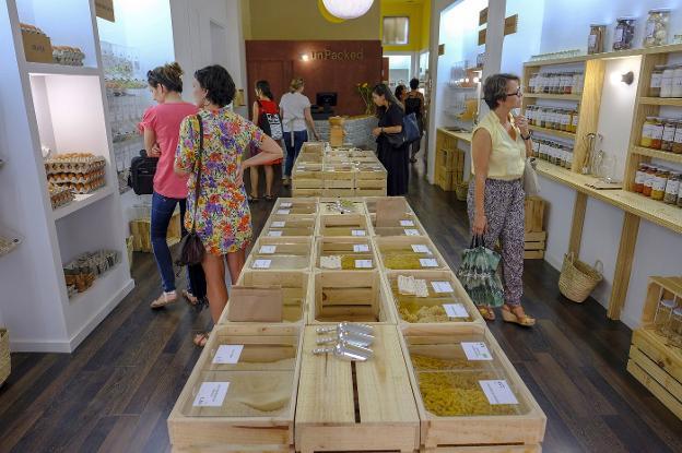 Un grupo de mujeres ojean los productos naturales de Unpacked Shop, donde están desterrados los plásticos. 