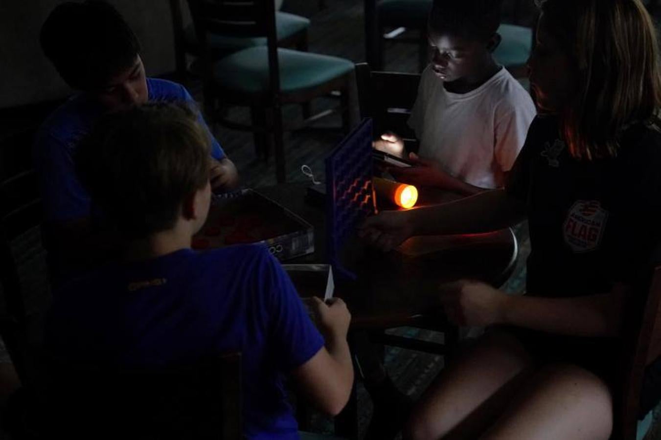 NIños en un refugio donde pasan el temporal.