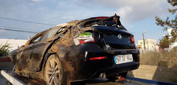 Estado del BMW tras 'comerse' una rotonda de Ibiza.