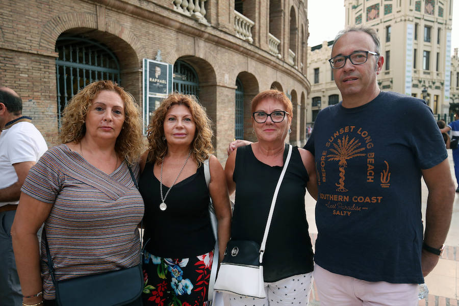 A sus 75 años, el cantante Raphael logró cautivar ayer al público valenciano en una plaza de toros abarrotada que bailó al ritmo de sus nuevos temas del álbum 'Infinitos Bailes'. Subido al escenario, el intérprete jienense demostró que todavía esta 'Loco por cantar' y presentó un show totalmente renovado en el que no faltaron sus grandes éxitos de siempre.