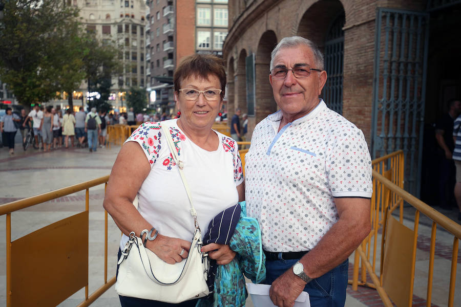 A sus 75 años, el cantante Raphael logró cautivar ayer al público valenciano en una plaza de toros abarrotada que bailó al ritmo de sus nuevos temas del álbum 'Infinitos Bailes'. Subido al escenario, el intérprete jienense demostró que todavía esta 'Loco por cantar' y presentó un show totalmente renovado en el que no faltaron sus grandes éxitos de siempre.