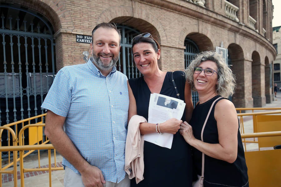 A sus 75 años, el cantante Raphael logró cautivar ayer al público valenciano en una plaza de toros abarrotada que bailó al ritmo de sus nuevos temas del álbum 'Infinitos Bailes'. Subido al escenario, el intérprete jienense demostró que todavía esta 'Loco por cantar' y presentó un show totalmente renovado en el que no faltaron sus grandes éxitos de siempre.