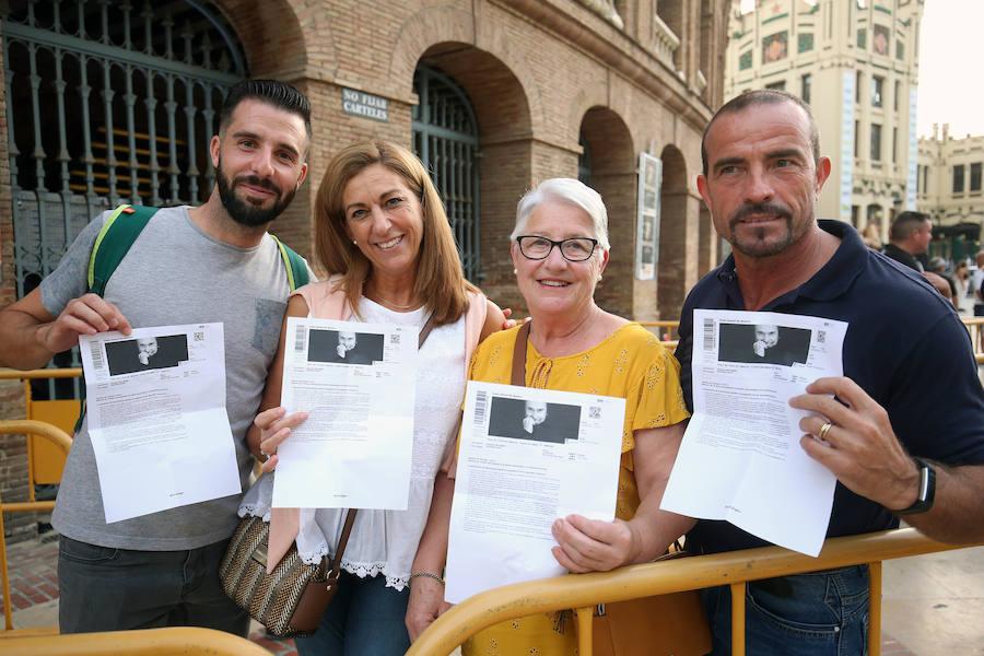 A sus 75 años, el cantante Raphael logró cautivar ayer al público valenciano en una plaza de toros abarrotada que bailó al ritmo de sus nuevos temas del álbum 'Infinitos Bailes'. Subido al escenario, el intérprete jienense demostró que todavía esta 'Loco por cantar' y presentó un show totalmente renovado en el que no faltaron sus grandes éxitos de siempre.