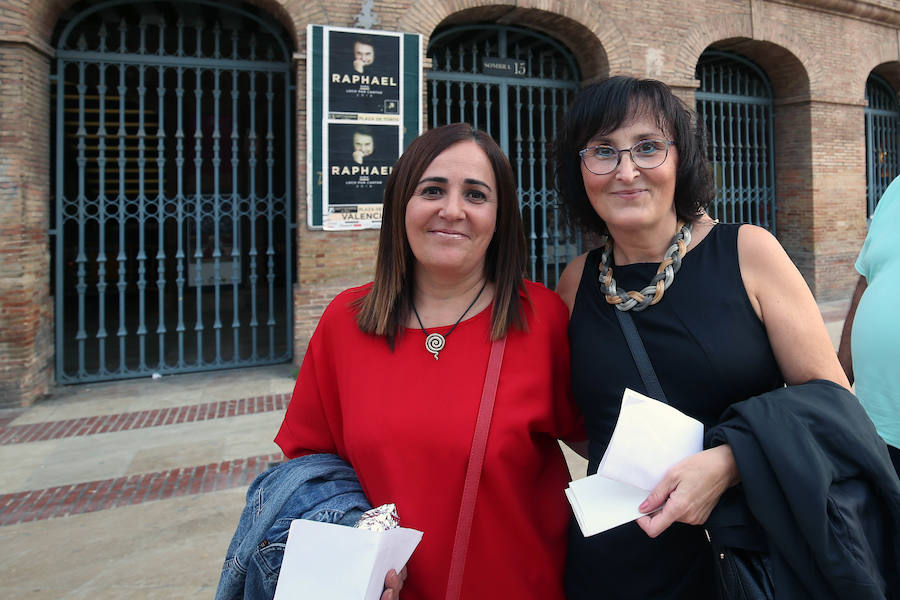 A sus 75 años, el cantante Raphael logró cautivar ayer al público valenciano en una plaza de toros abarrotada que bailó al ritmo de sus nuevos temas del álbum 'Infinitos Bailes'. Subido al escenario, el intérprete jienense demostró que todavía esta 'Loco por cantar' y presentó un show totalmente renovado en el que no faltaron sus grandes éxitos de siempre.