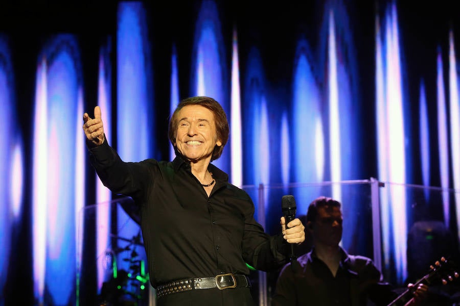 A sus 75 años, el cantante Raphael logró cautivar ayer al público valenciano en una plaza de toros abarrotada que bailó al ritmo de sus nuevos temas del álbum 'Infinitos Bailes'. Subido al escenario, el intérprete jienense demostró que todavía esta 'Loco por cantar' y presentó un show totalmente renovado en el que no faltaron sus grandes éxitos de siempre.