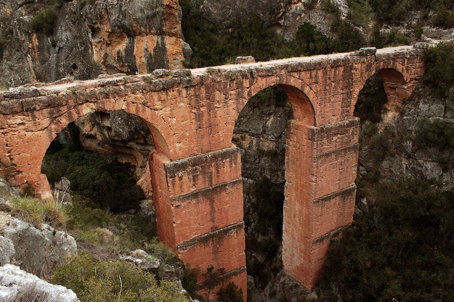 El acueducto romano de Peña Cortada. Está declarado Bien de Interés Cultural y pertenece a varios municipios valencianos: Tuejar, Calles, Chelva y Dueño. Los romanos eran grandes ingenieros y arquitectos y este acueducto es una prueba fehaciente de ello. Su construcción se realizó para salvar el barranco de la cueva del Gato.