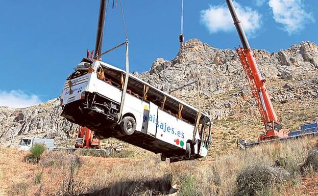 El autobús que se despeño en Dos Aguas. 