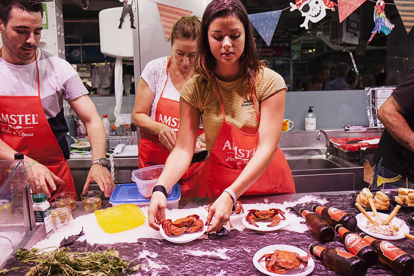 Numerosos valencianos y turistas abarrotan los mercados municipales de Valencia en la noche gastronómica y cultural programada este sábado en catorce recintos de la ciudad, el plato estrella del III Bonic/a Fest, que arrancó a las ocho de la tarde y se prolongará hasta la medianoche. La Fiesta de los Mercados Municipales, que persigue potenciar el comercio de proximidad y la alimentación saludable a través de los productos que se ofrecen en estos recintos, arrancó con colas a las puertas del Mercado Central, como en Ruzafa o el Cabanyal. 